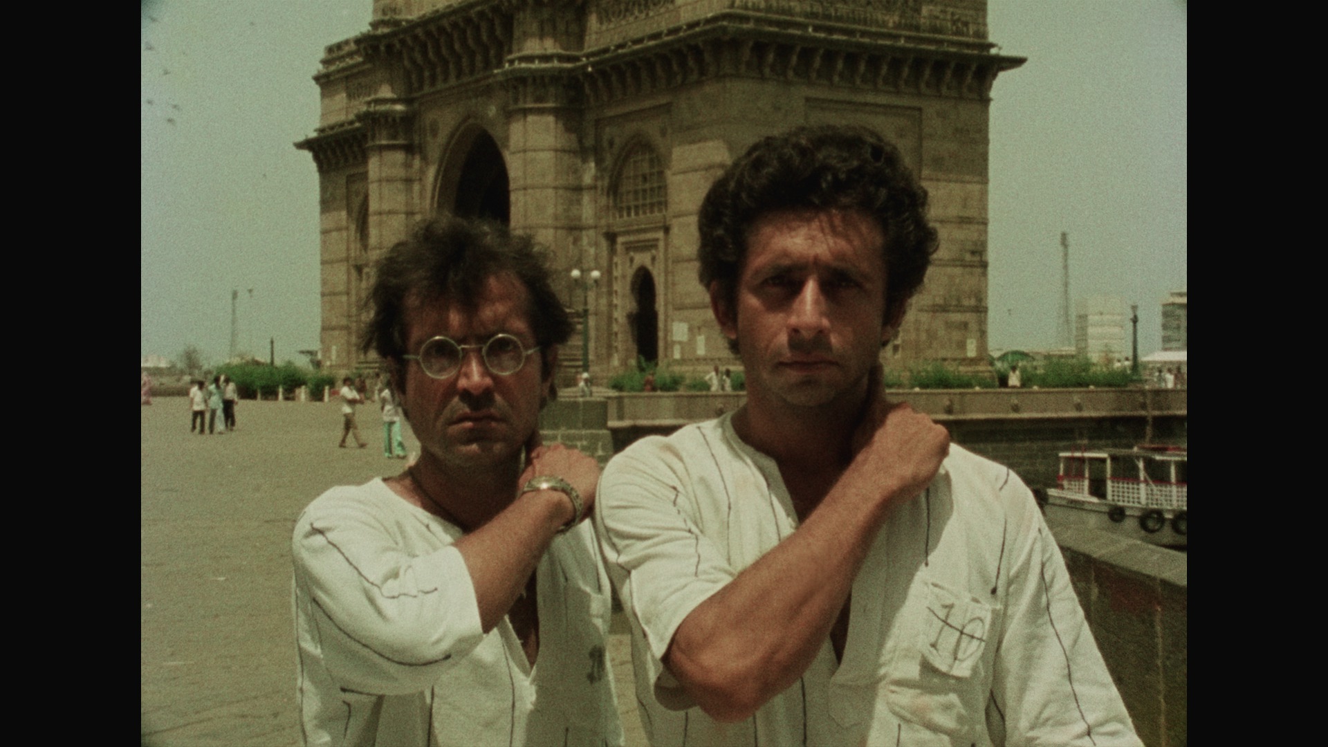 Still of Ravi Baswani and Naseeruddin Shah in Jaane Bhi Do Yaaro (1983)