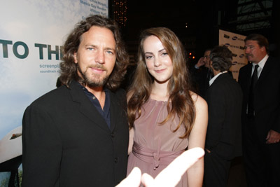 Jena Malone and Eddie Vedder at event of Into the Wild (2007)