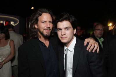 Emile Hirsch and Eddie Vedder at event of Into the Wild (2007)