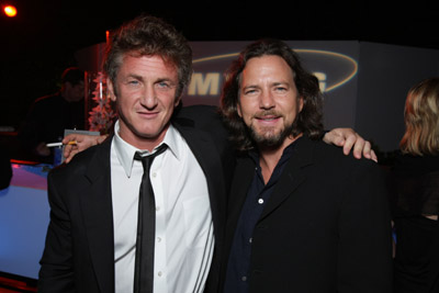 Sean Penn and Eddie Vedder at event of Into the Wild (2007)