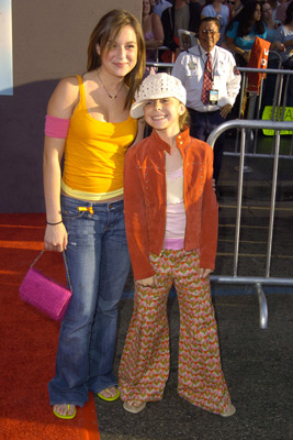 Alexa PenaVega and Makenzie Vega at event of Raising Helen (2004)