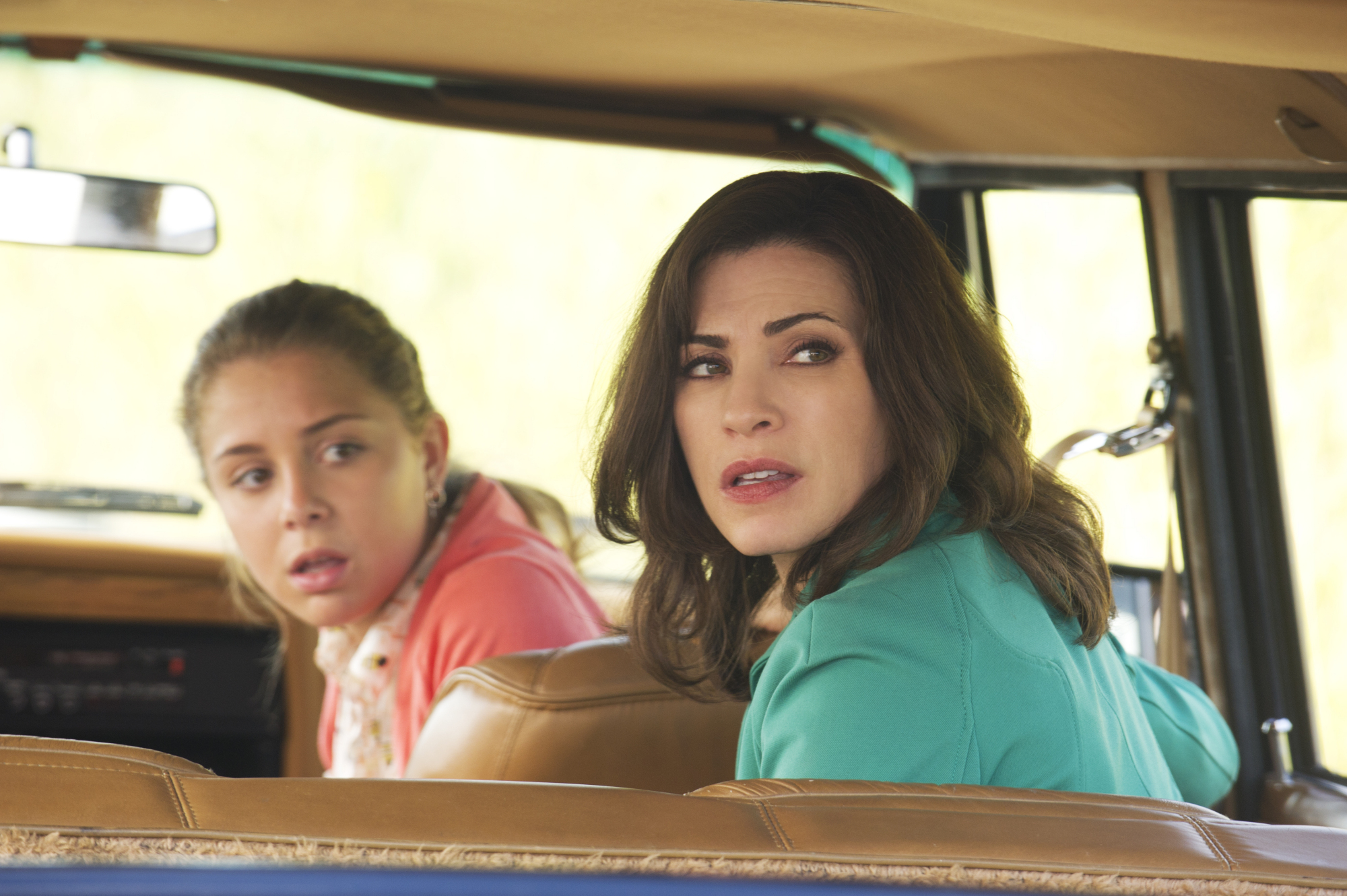 Still of Julianna Margulies and Makenzie Vega in The Good Wife (2009)