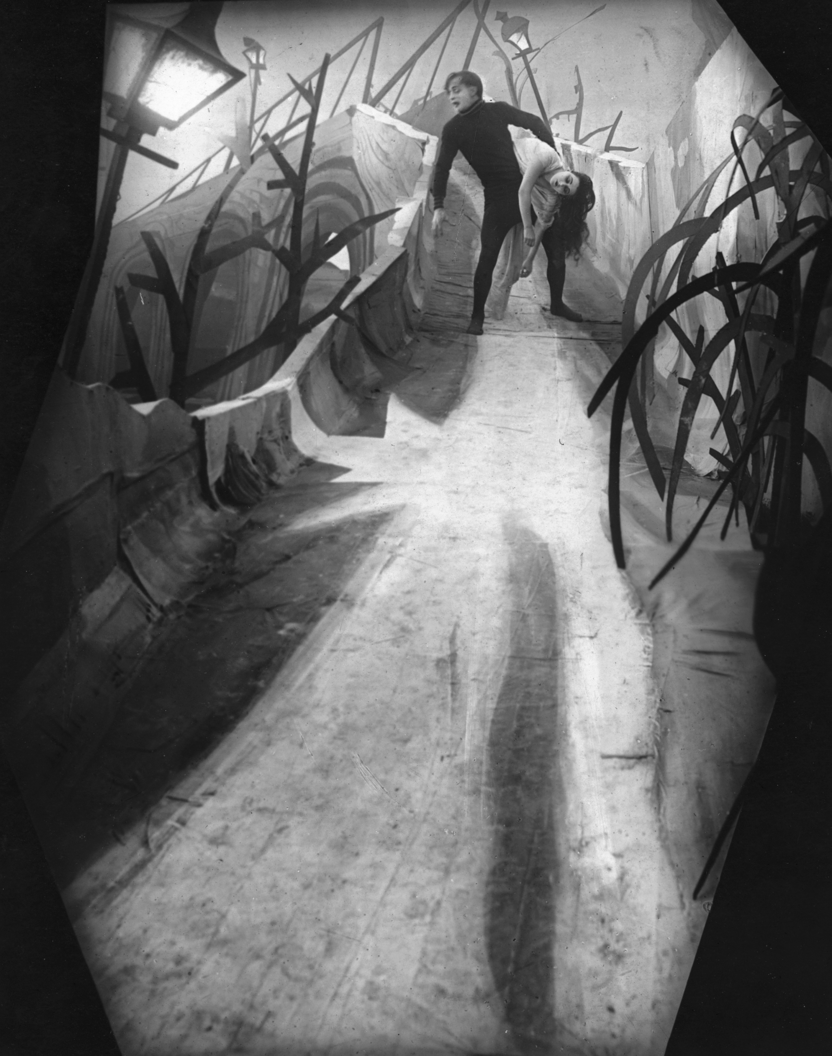 Still of Lil Dagover and Conrad Veidt in Das Cabinet des Dr. Caligari (1920)