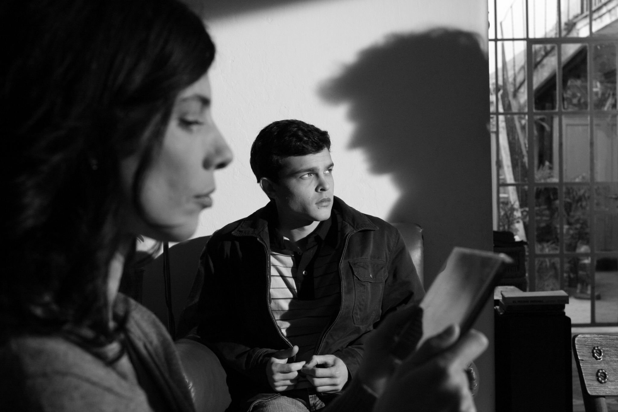 Still of Maribel Verdú and Alden Ehrenreich in Tetro (2009)