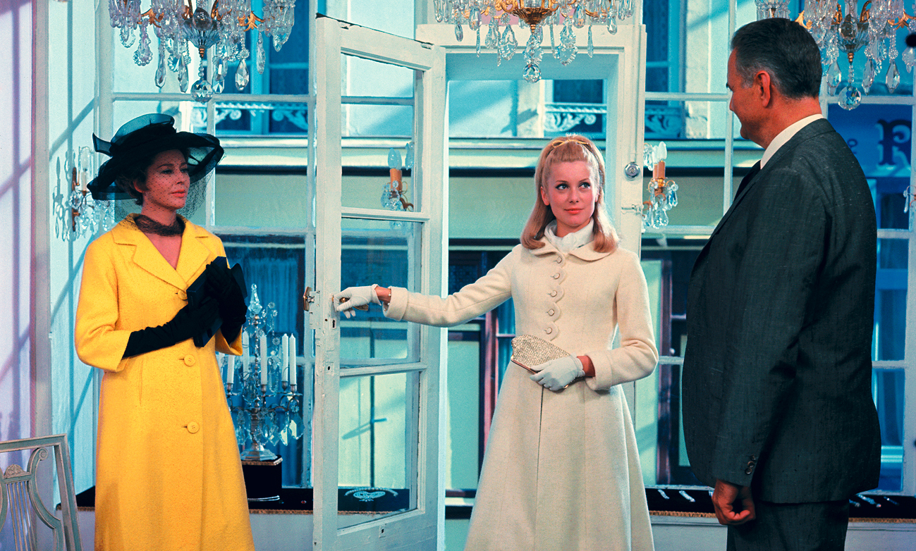 Still of Catherine Deneuve and Anne Vernon in Les parapluies de Cherbourg (1964)