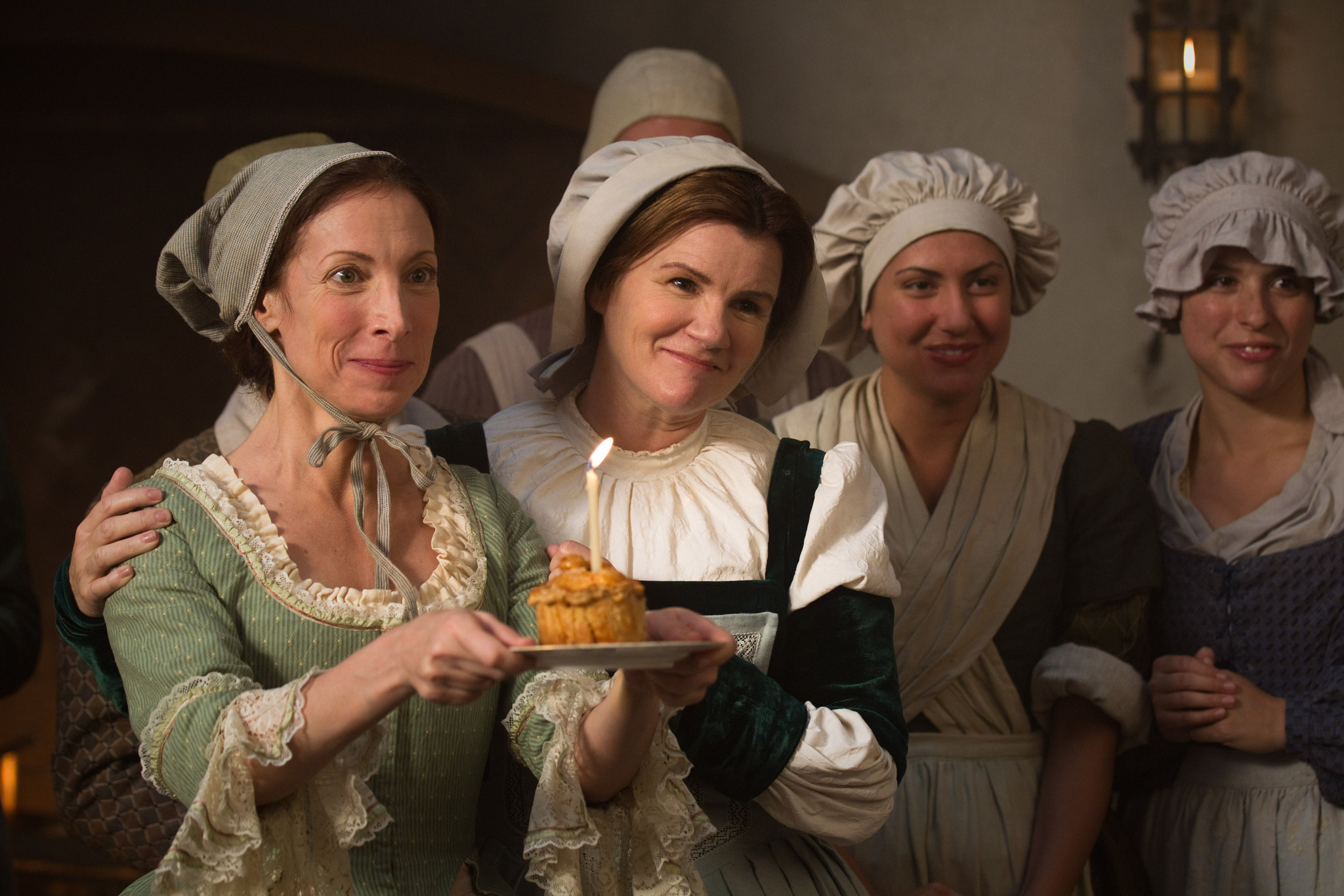 Still of Mare Winningham and Nadia Verrucci in Veidrodeli, veidrodeli (2012)