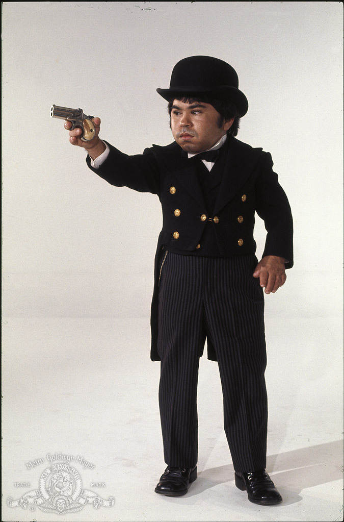 Still of Hervé Villechaize in Zmogus su auksiniu pistoletu (1974)