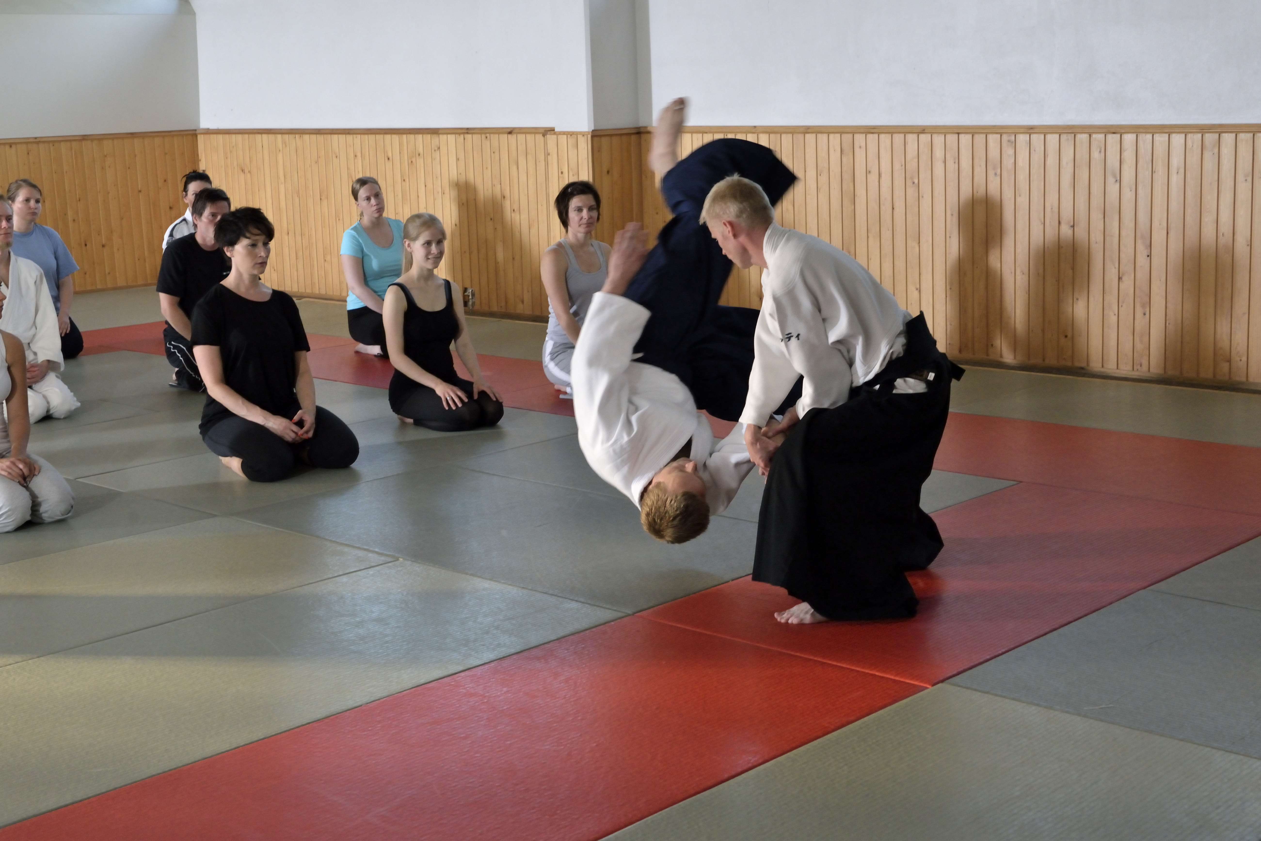 Mustat lesket tv-series, aikido scene. Mustat lesket tv-sarjan kuvaukset Meido-kanin salilla.