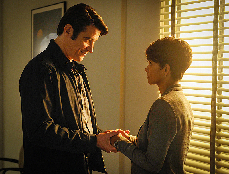 Still of Halle Berry and Goran Visnjic in Extant (2014)