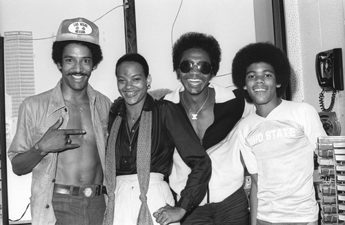 The Sylvers (actor Ray Vitte, Angie Sylvers, station staff, Foster Sylvers) visiting KAT radio station in Los Angeles