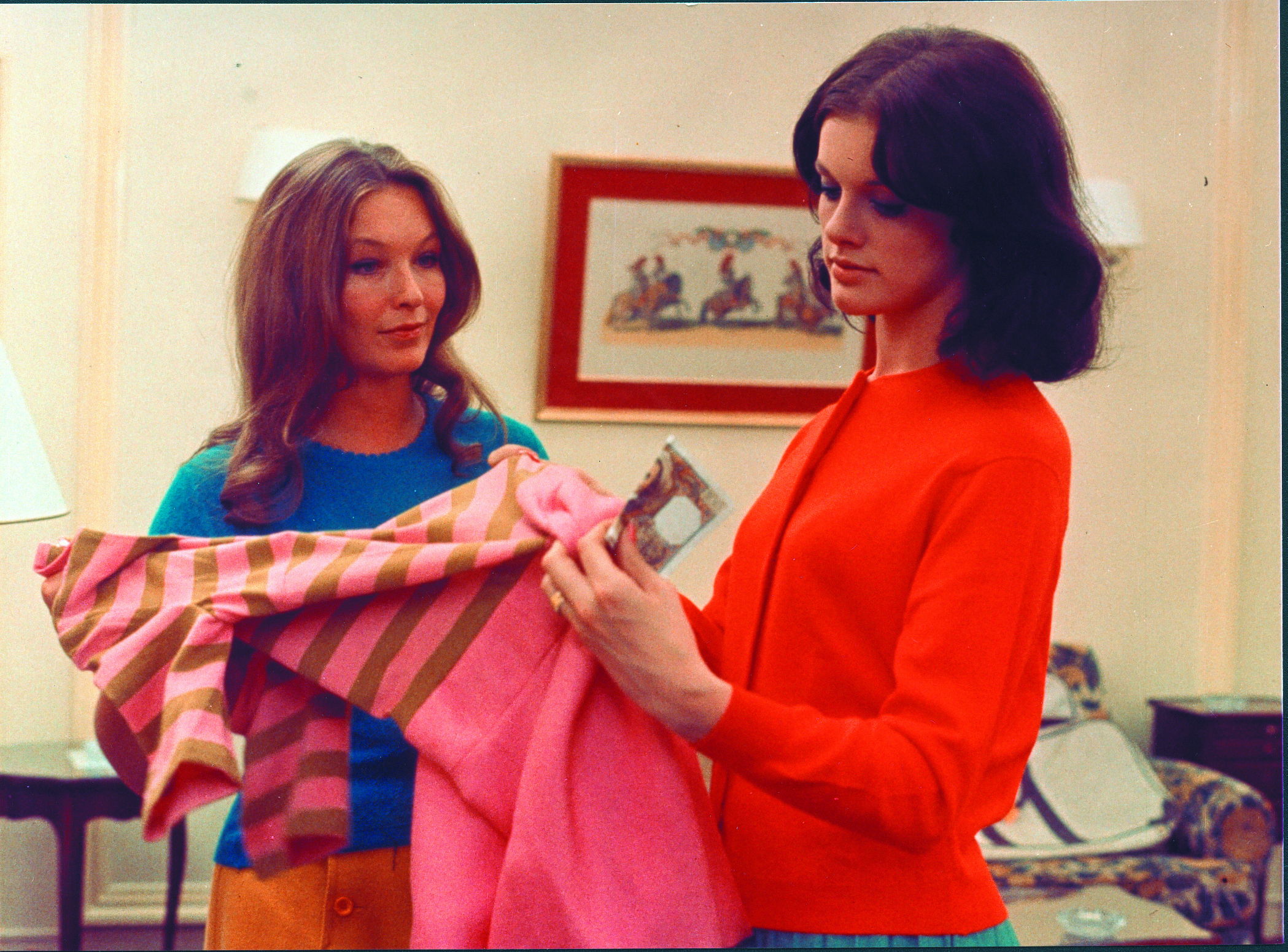 Still of Anny Duperey and Marina Vlady in 2 ou 3 choses que je sais d'elle (1967)