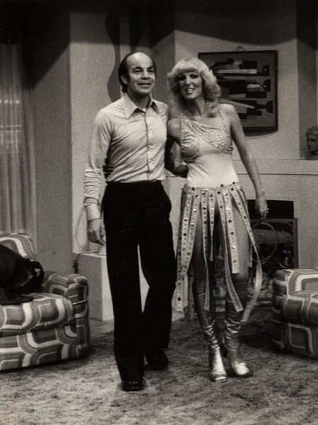 Manuel 'Loco' Valdés (I) & Jacqueline Voltaire in: 'Ensalada de locos' (1971)