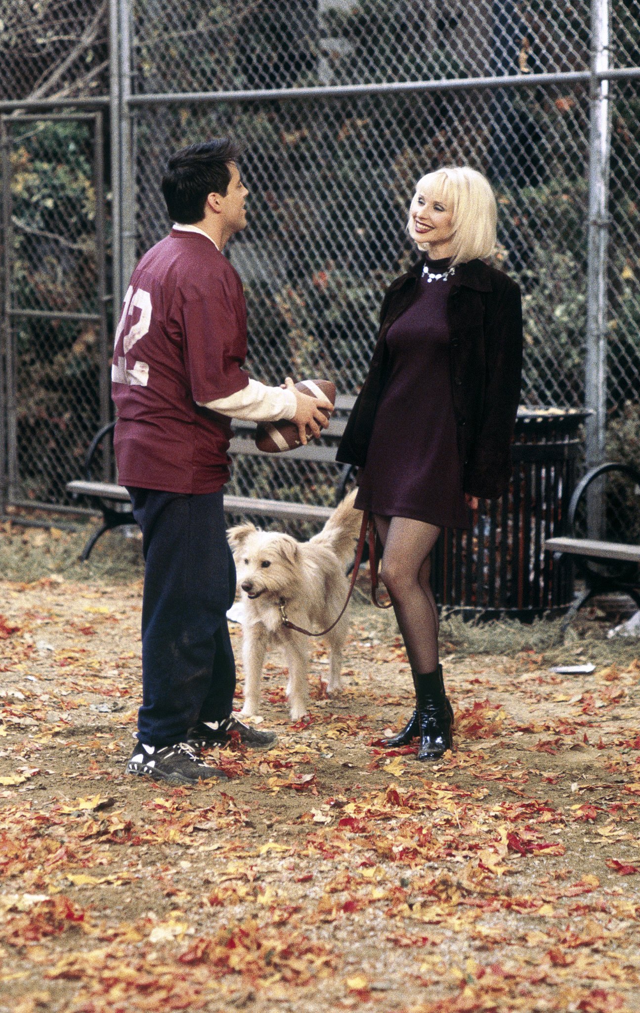 Still of Matt LeBlanc and Suzanna Voltaire in Draugai (1994)