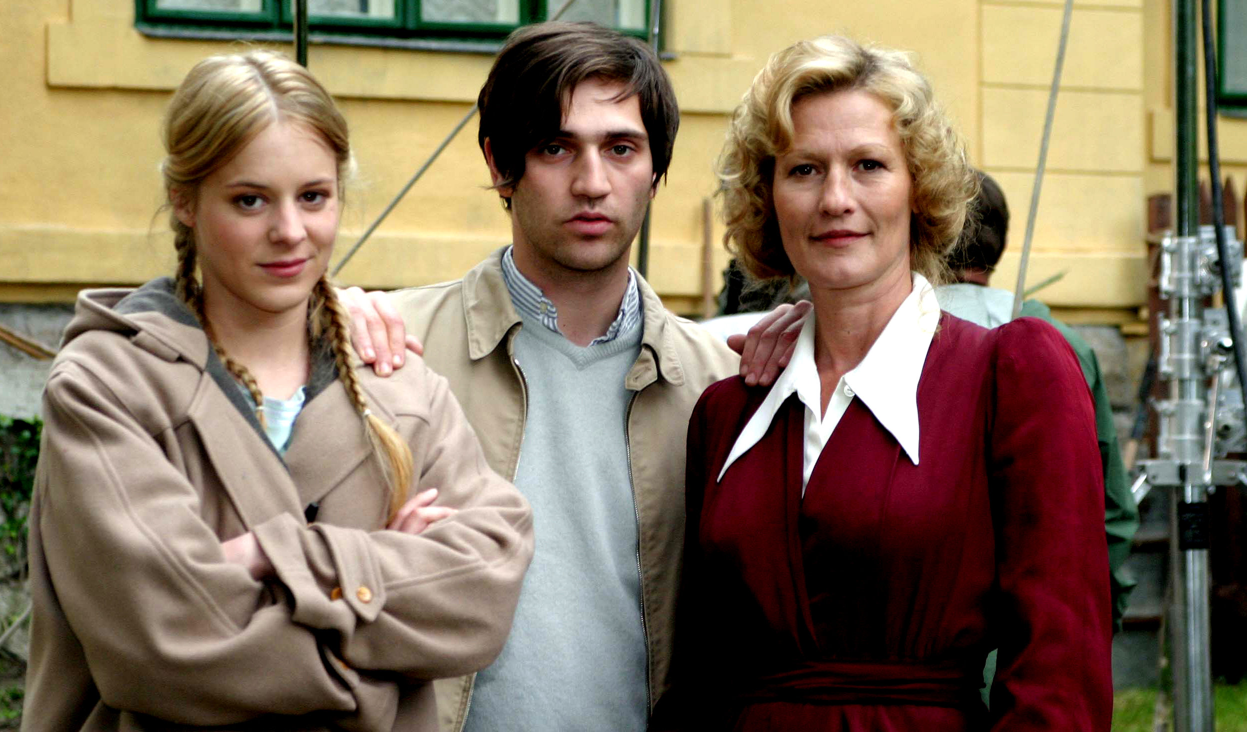 Bernadette Heerwagen, Reg Traviss and Suzanne von Borsody on set (2004)