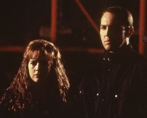 Still of Renée O'Connor and Arnold Vosloo in Darkman II: The Return of Durant (1995)