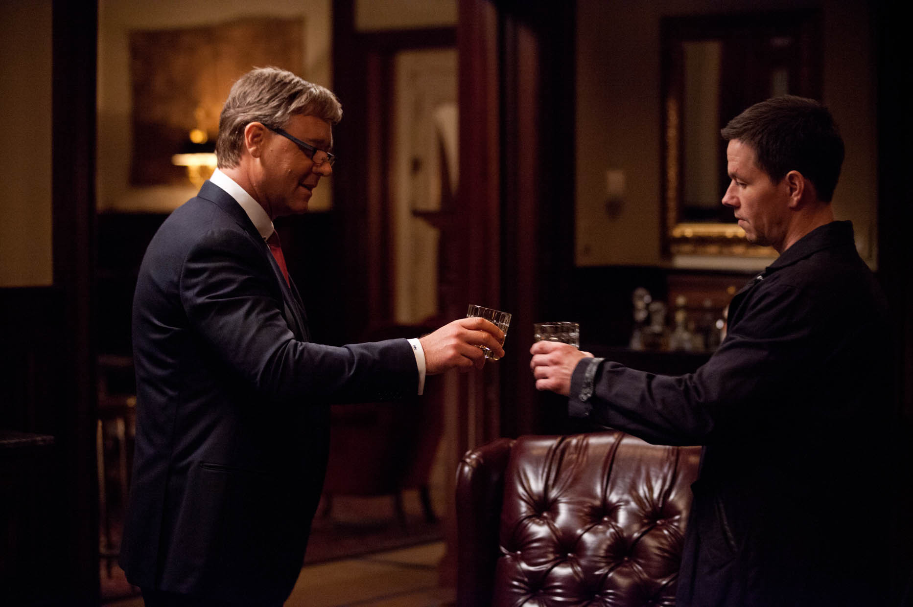 Still of Russell Crowe and Mark Wahlberg in Broken City (2013)