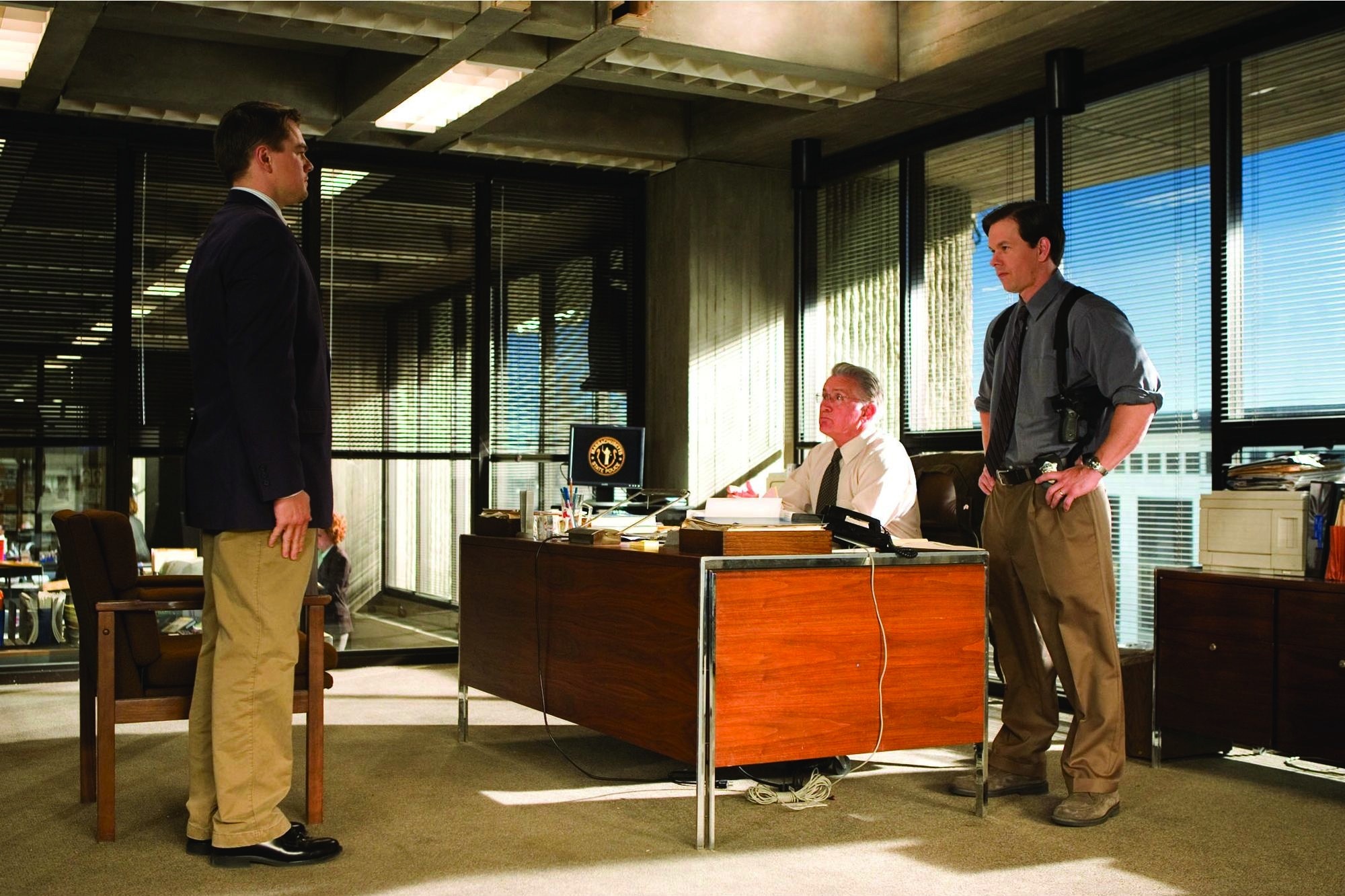 Still of Leonardo DiCaprio, Mark Wahlberg and Martin Sheen in Infiltruoti (2006)