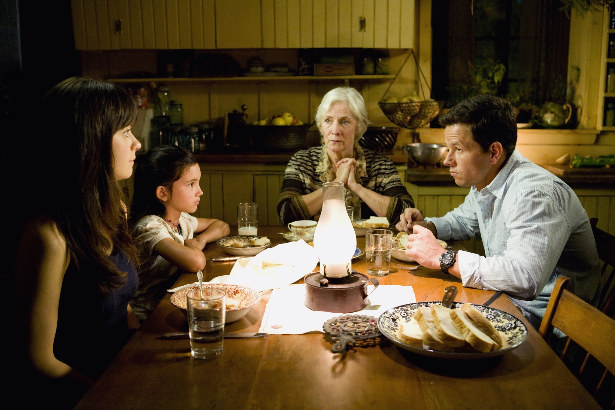 Still of Mark Wahlberg, Betty Buckley, Zooey Deschanel and Ashlyn Sanchez in Ivykis (2008)