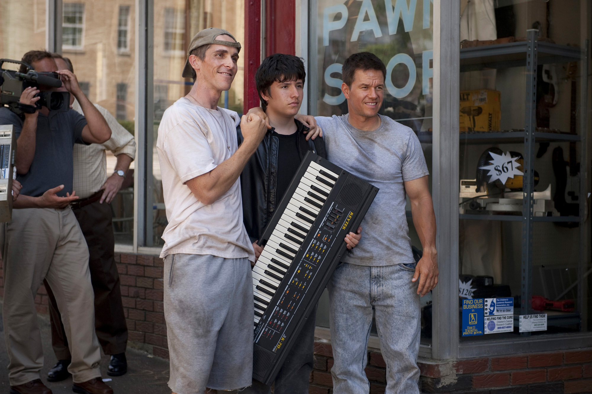 Still of Mark Wahlberg and Christian Bale in Kovotojas (2010)