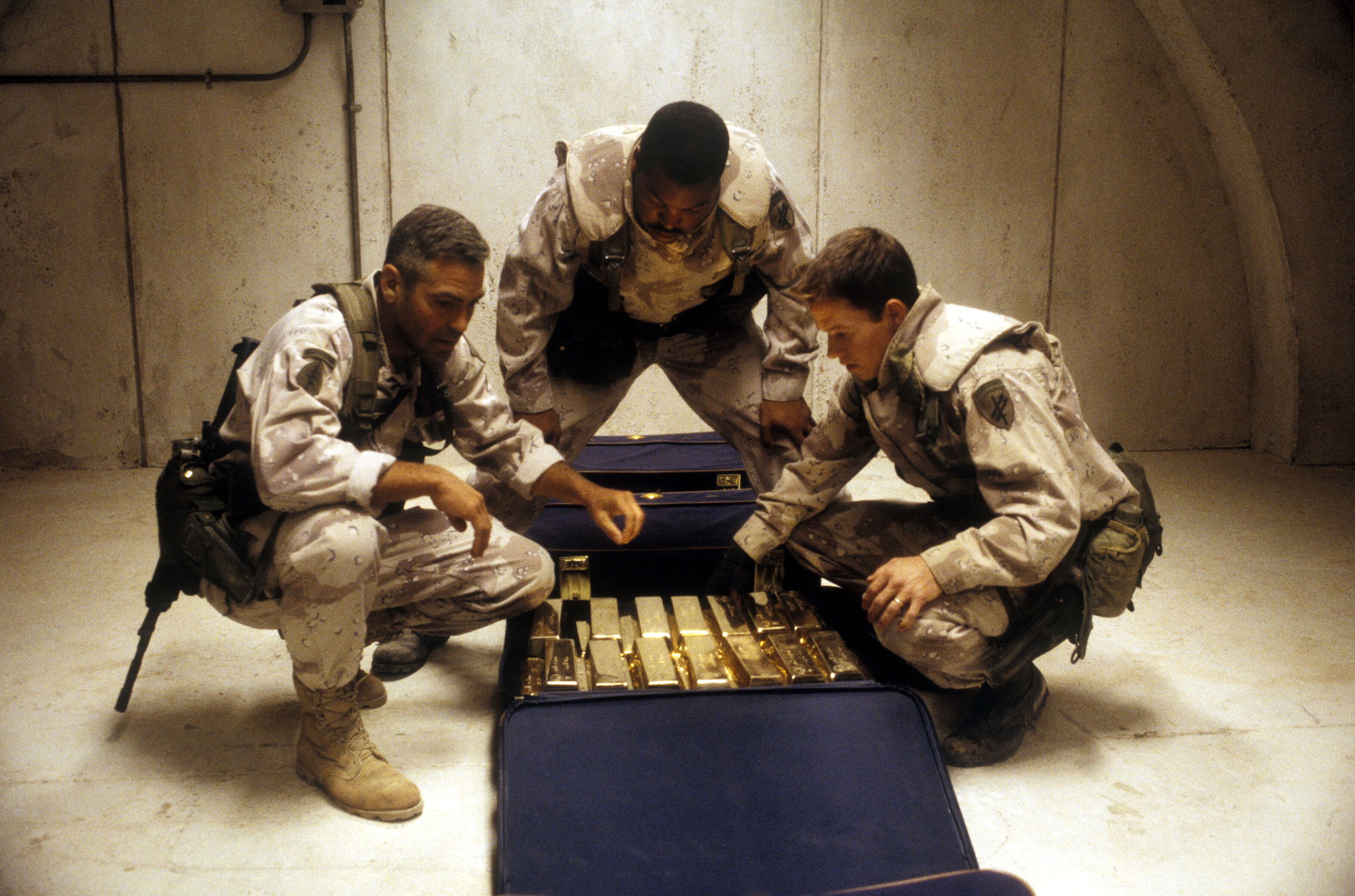 Still of George Clooney, Mark Wahlberg and Ice Cube in Three Kings (1999)