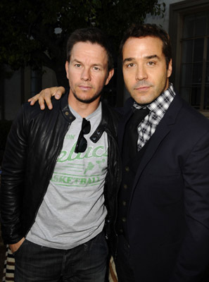 Mark Wahlberg and Jeremy Piven at event of Entourage (2004)