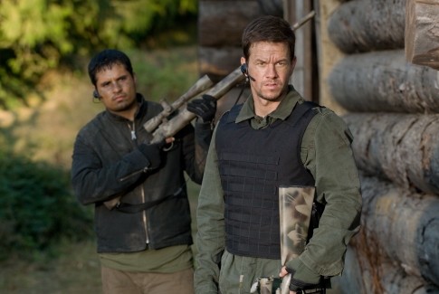 Still of Mark Wahlberg and Michael Peña in Snaiperis (2007)