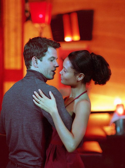 Still of Mark Wahlberg and Thandie Newton in Tiesa apie Carli (2002)