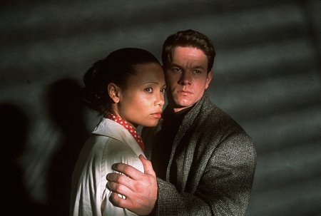 Mark Wahlberg and Thandie Newton in Tiesa apie Carli (2002)