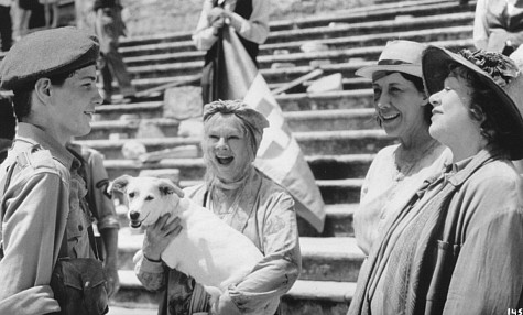 Still of Judi Dench, Lily Tomlin, Joan Plowright and Baird Wallace in Arbatele su Musoliniu (1999)