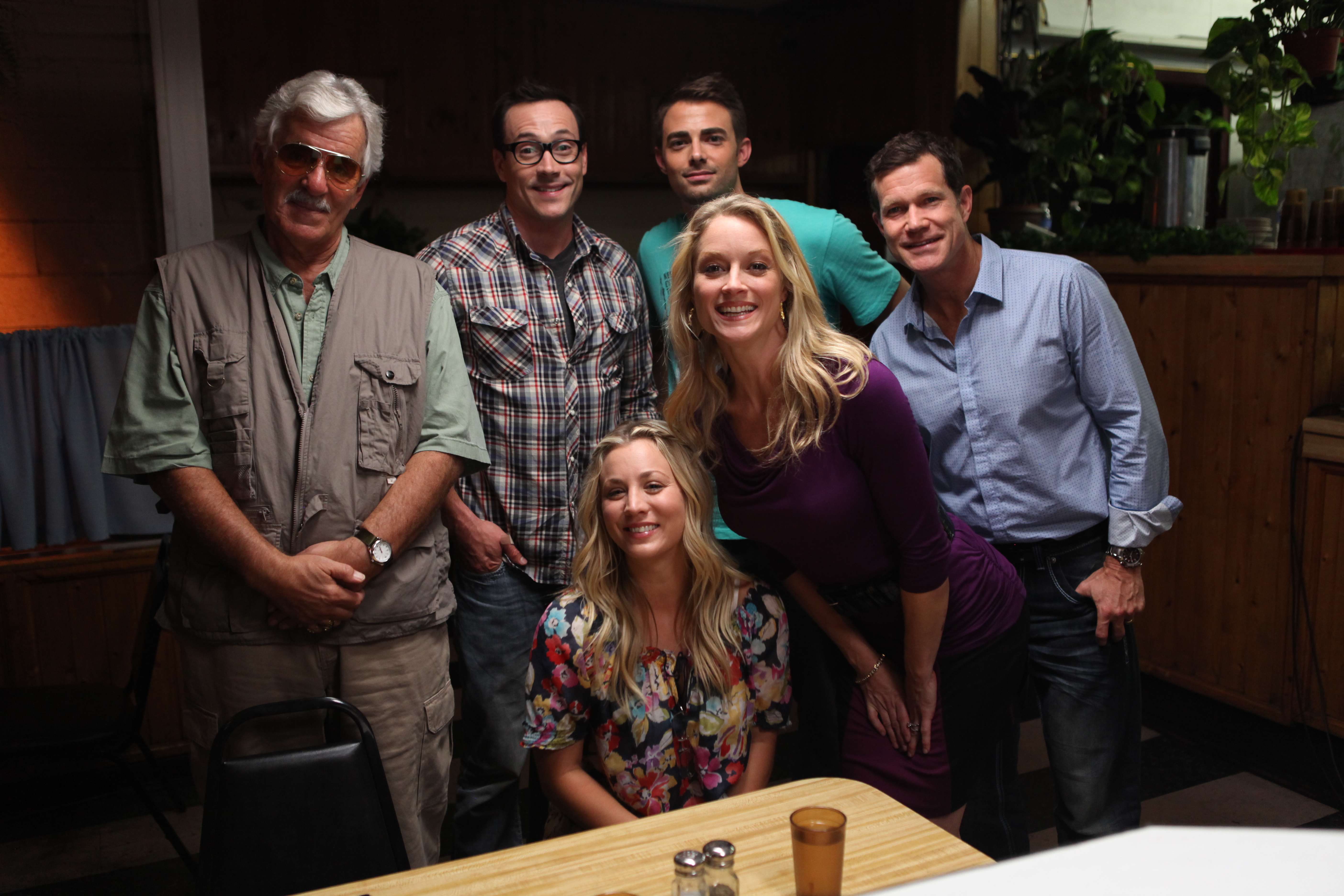 Still of Dennis Farina, Teri Polo, Chris Klein, Kaley Cuoco, Dylan Walsh and Jonathan Bennett in Authors Anonymous (2014)