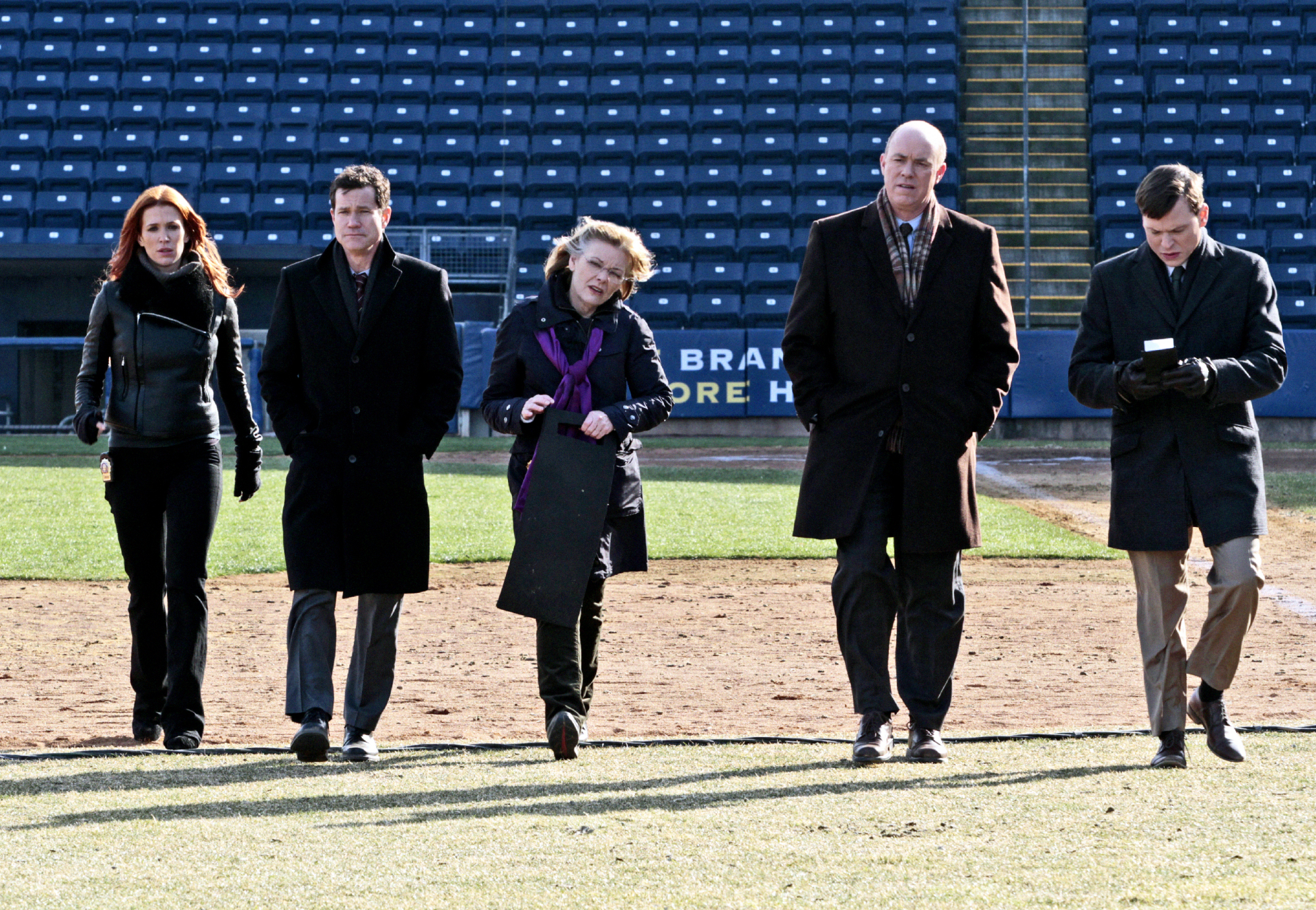 Still of Jane Curtin, Al Burns, Poppy Montgomery, Dylan Walsh and Mike Costello in Unforgettable (2011)