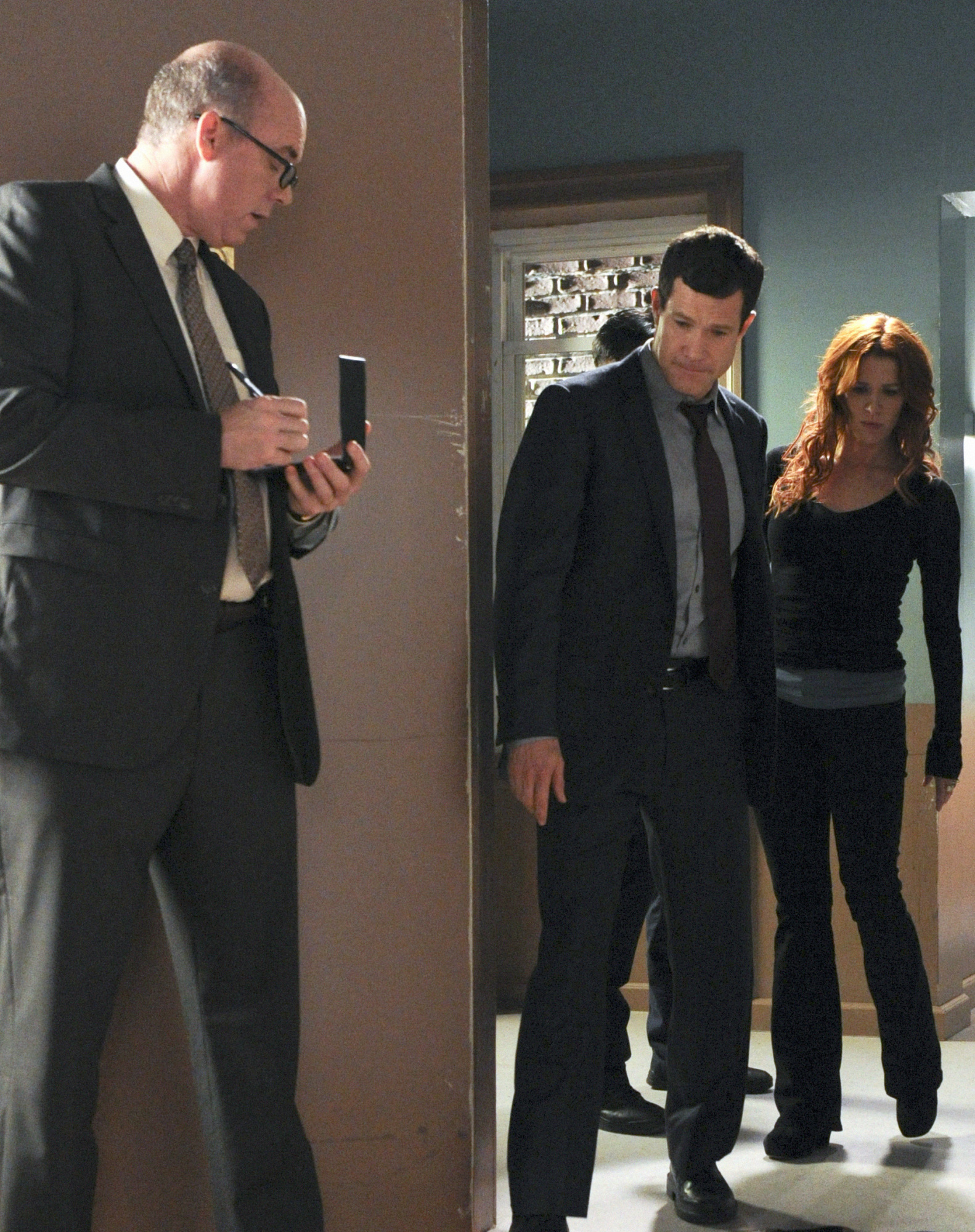 Still of Poppy Montgomery, Dylan Walsh and Mike Costello in Unforgettable (2011)