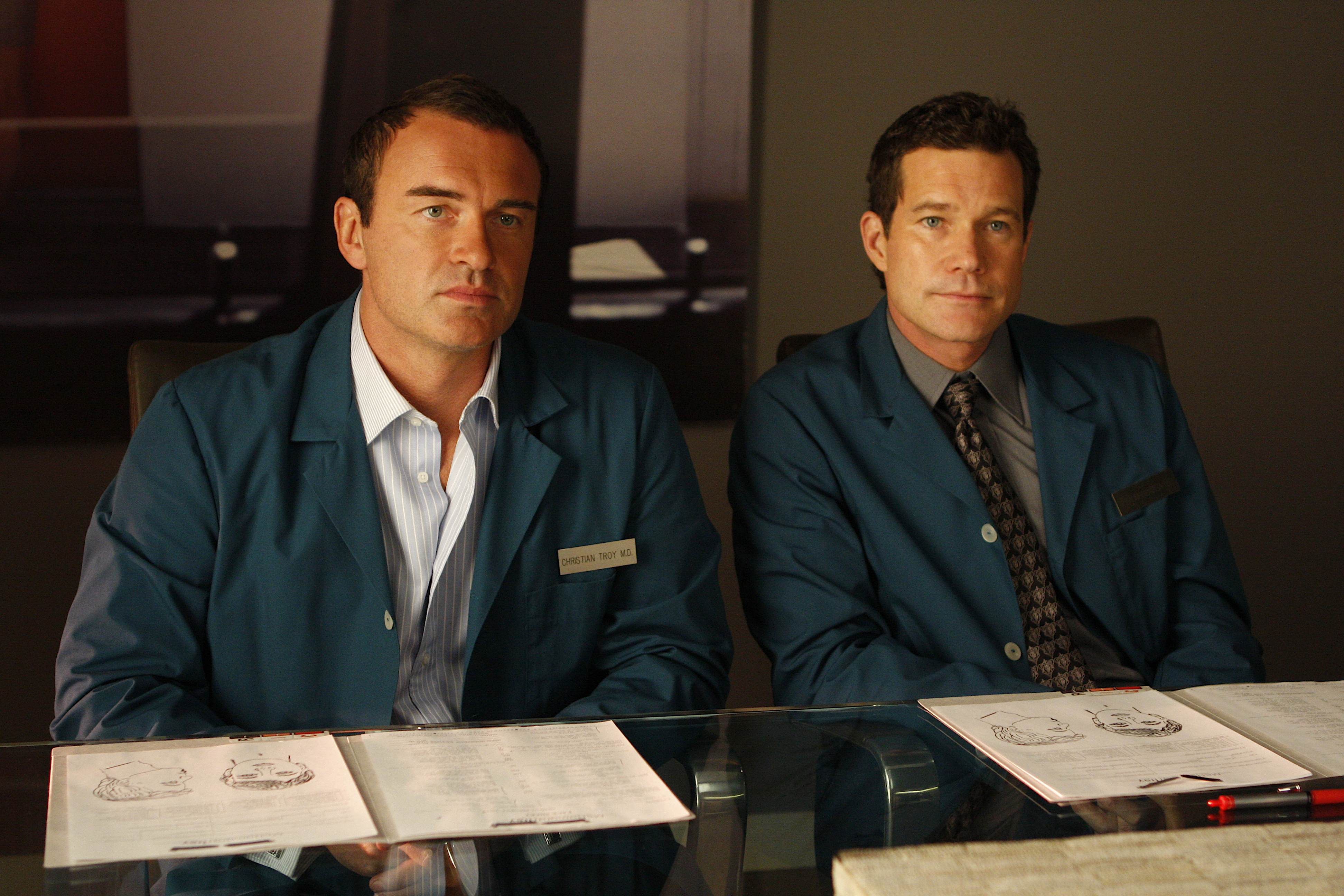 Still of Julian McMahon and Dylan Walsh in Grozio peilis (2003)