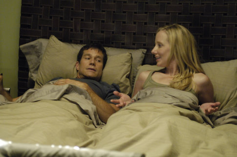 Still of Anne Heche and Dylan Walsh in Grozio peilis (2003)