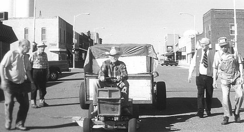 Still of Richard Farnsworth, Joseph A. Carpenter, Ed Grennan, Jack Walsh and Donald Wiegert in The Straight Story (1999)