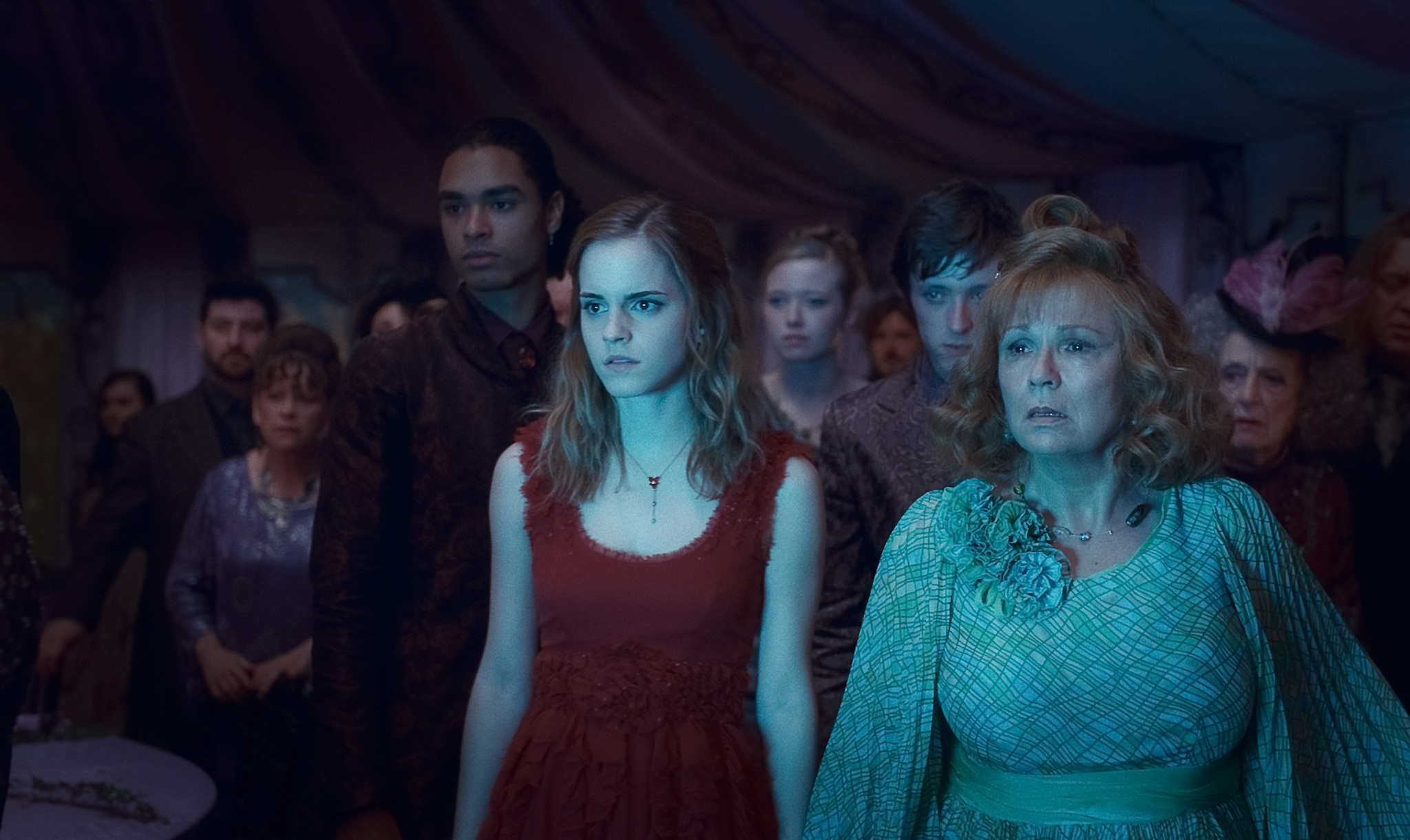 Still of Julie Walters and Emma Watson in Haris Poteris ir mirties relikvijos. 1 dalis (2010)