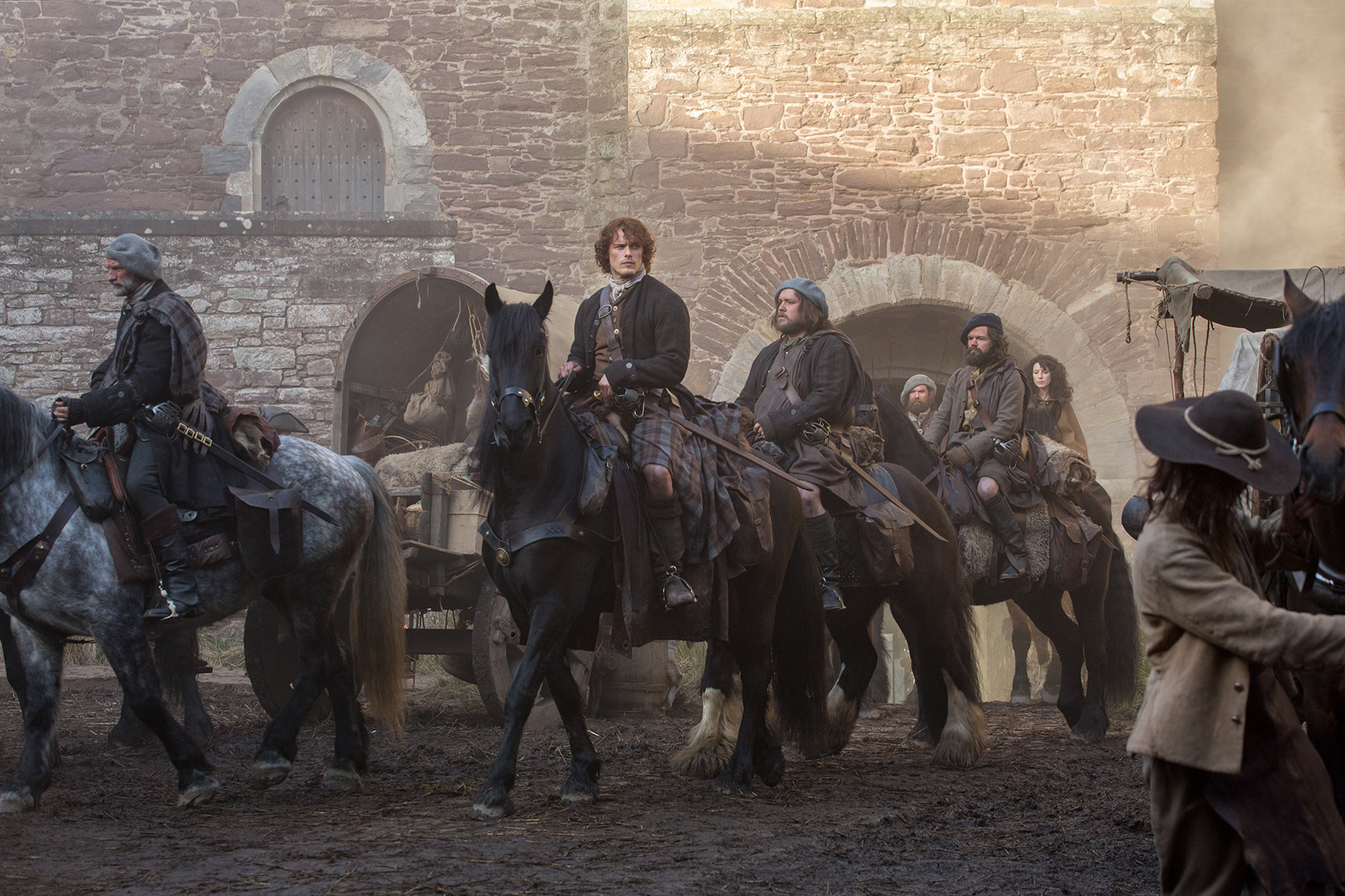 Still of Stephen Walters, Sam Heughan, Grant O'Rourke, Caitriona Balfe and Duncan Lacroix in Outlander (2014)
