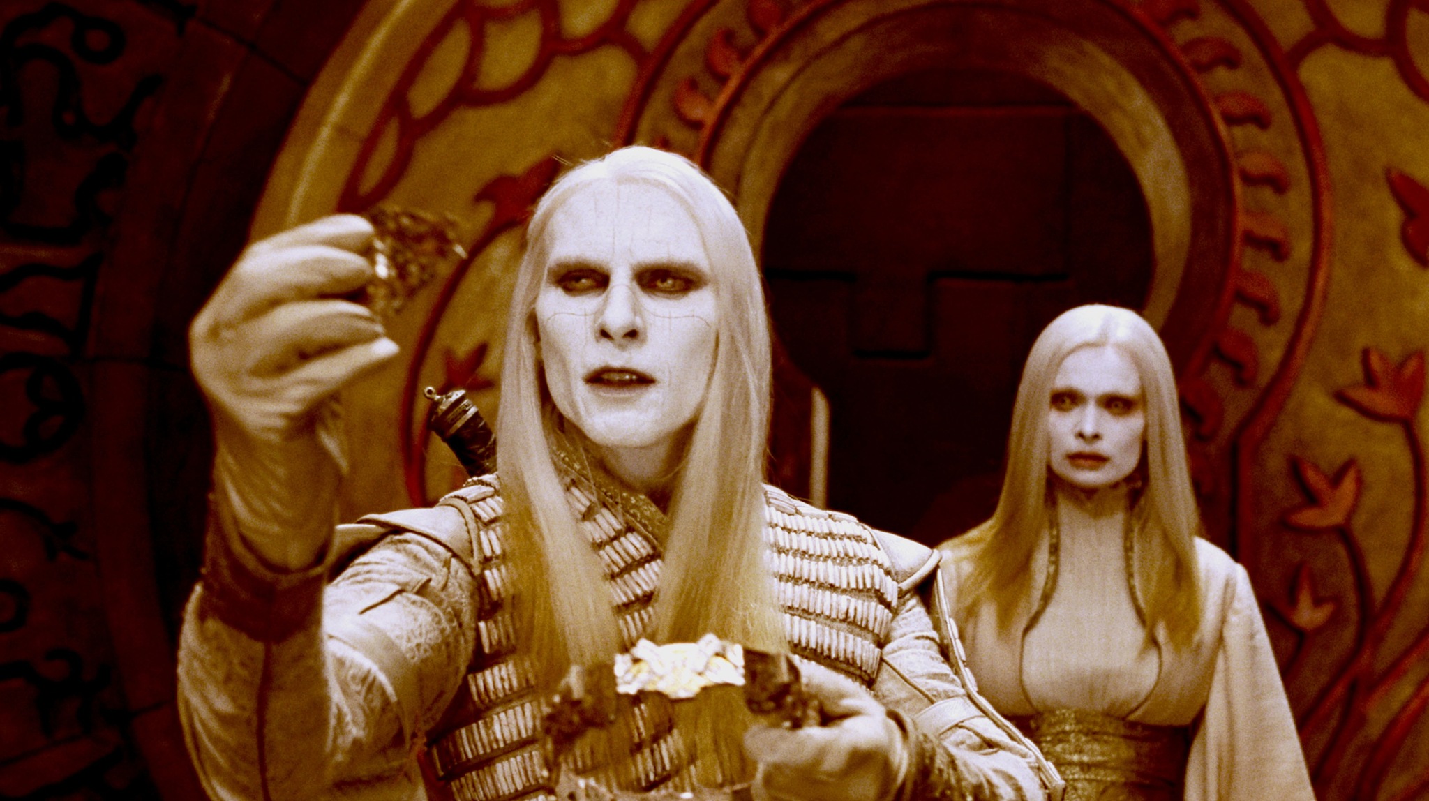 Still of Luke Goss and Anna Walton in Hellboy II: The Golden Army (2008)