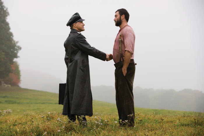 Still of Christoph Waltz and Denis Ménochet in Negarbingi sunsnukiai (2009)