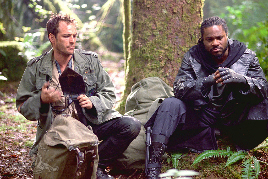 Still of Luke Perry and Malcolm-Jamal Warner in Jeremiah (2002)