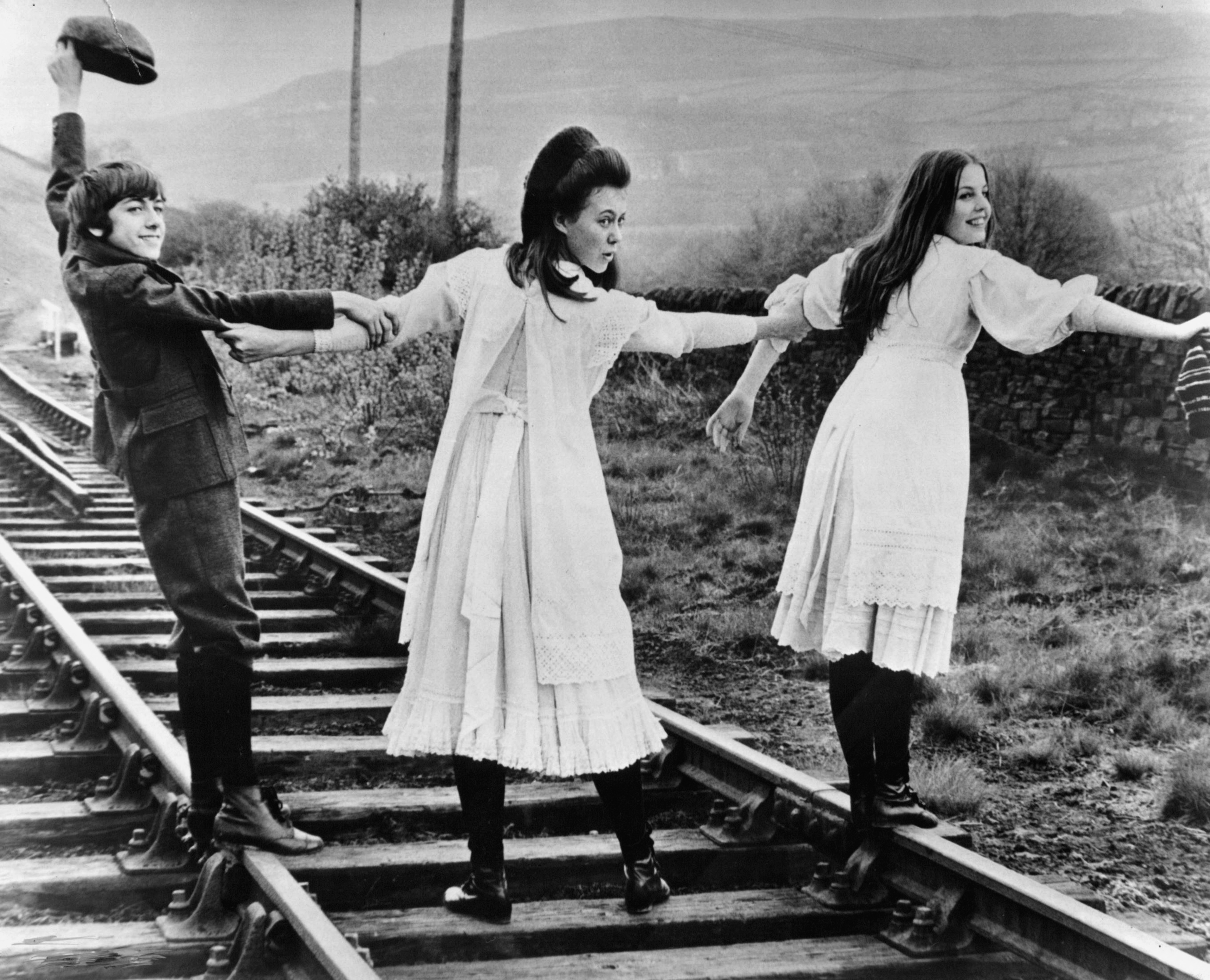 Still of Jenny Agutter, Sally Thomsett and Gary Warren in The Railway Children (1970)