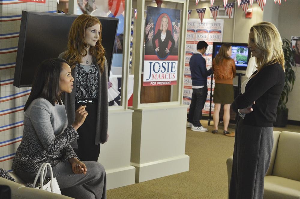 Still of Lisa Kudrow, Kerry Washington and Darby Stanchfield in Scandal (2012)