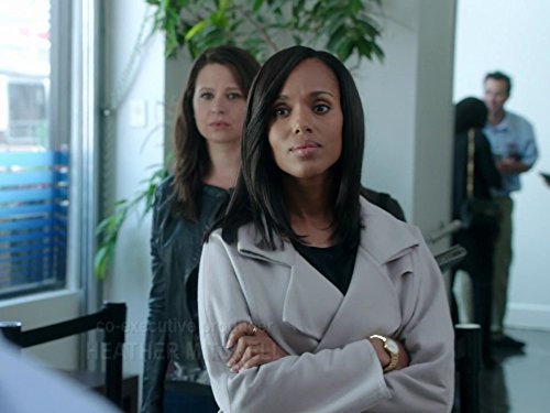 Still of Kerry Washington and Katie Lowes in Scandal (2012)