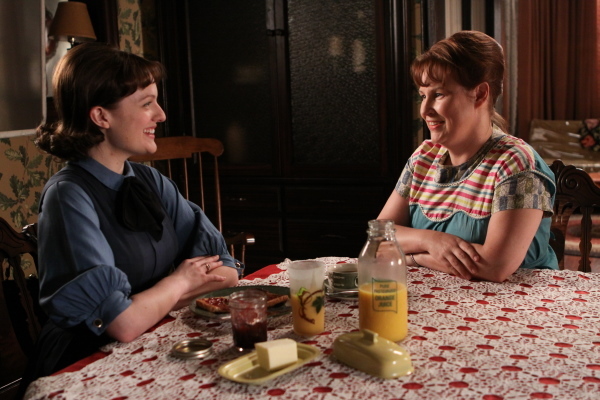 Still of Elisabeth Moss and Audrey Wasilewski in MAD MEN. Reklamos vilkai (2007)