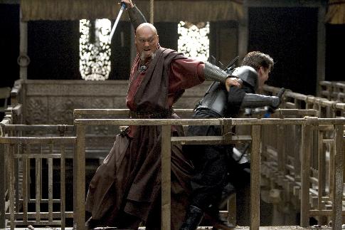 Still of Christian Bale and Ken Watanabe in Betmenas: Pradzia (2005)