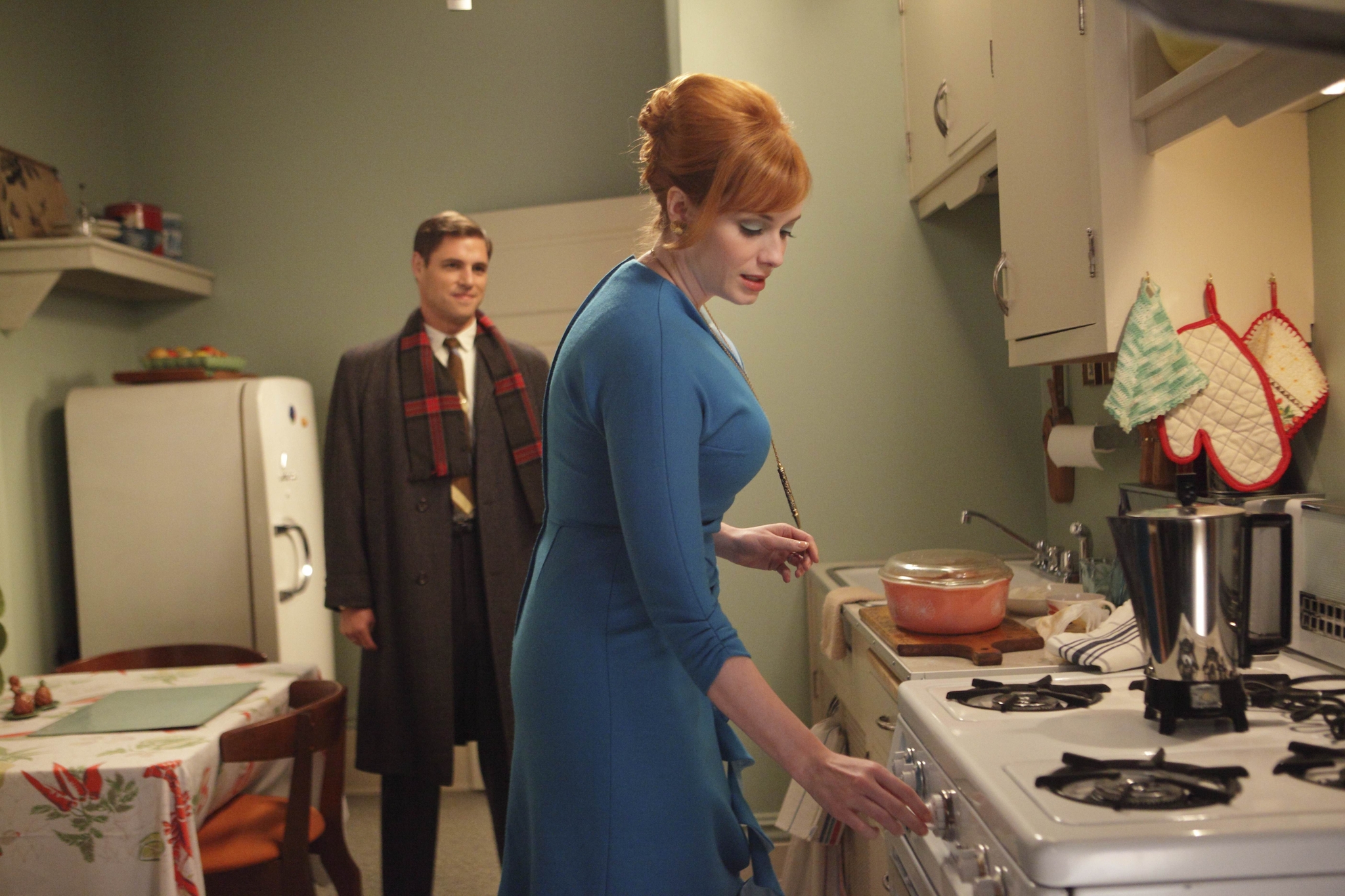 Still of Christina Hendricks and Sam Page in MAD MEN. Reklamos vilkai (2007)