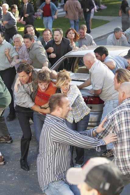 Still of Felicity Huffman, Kevin Rahm and Tuc Watkins in Nusivylusios namu seimininkes (2004)