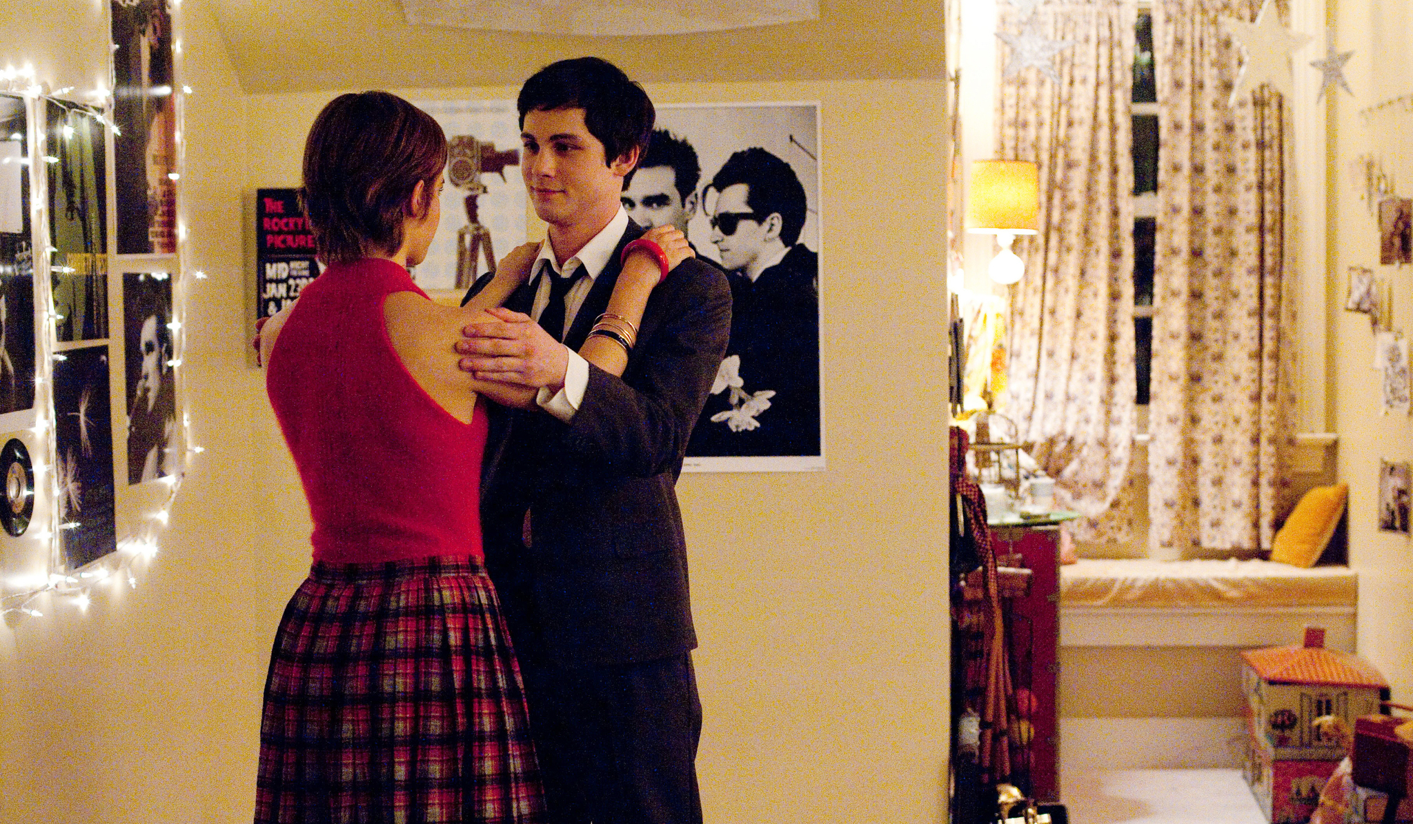 Still of Logan Lerman and Emma Watson in The Perks of Being a Wallflower (2012)