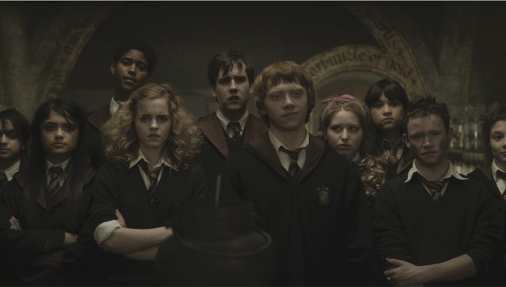 Still of Alfred Enoch, Rupert Grint, Matthew Lewis, Devon Murray, Emma Watson, Afshan Azad, Shefali Chowdhury and Jessie Cave in Haris Poteris ir netikras princas (2009)