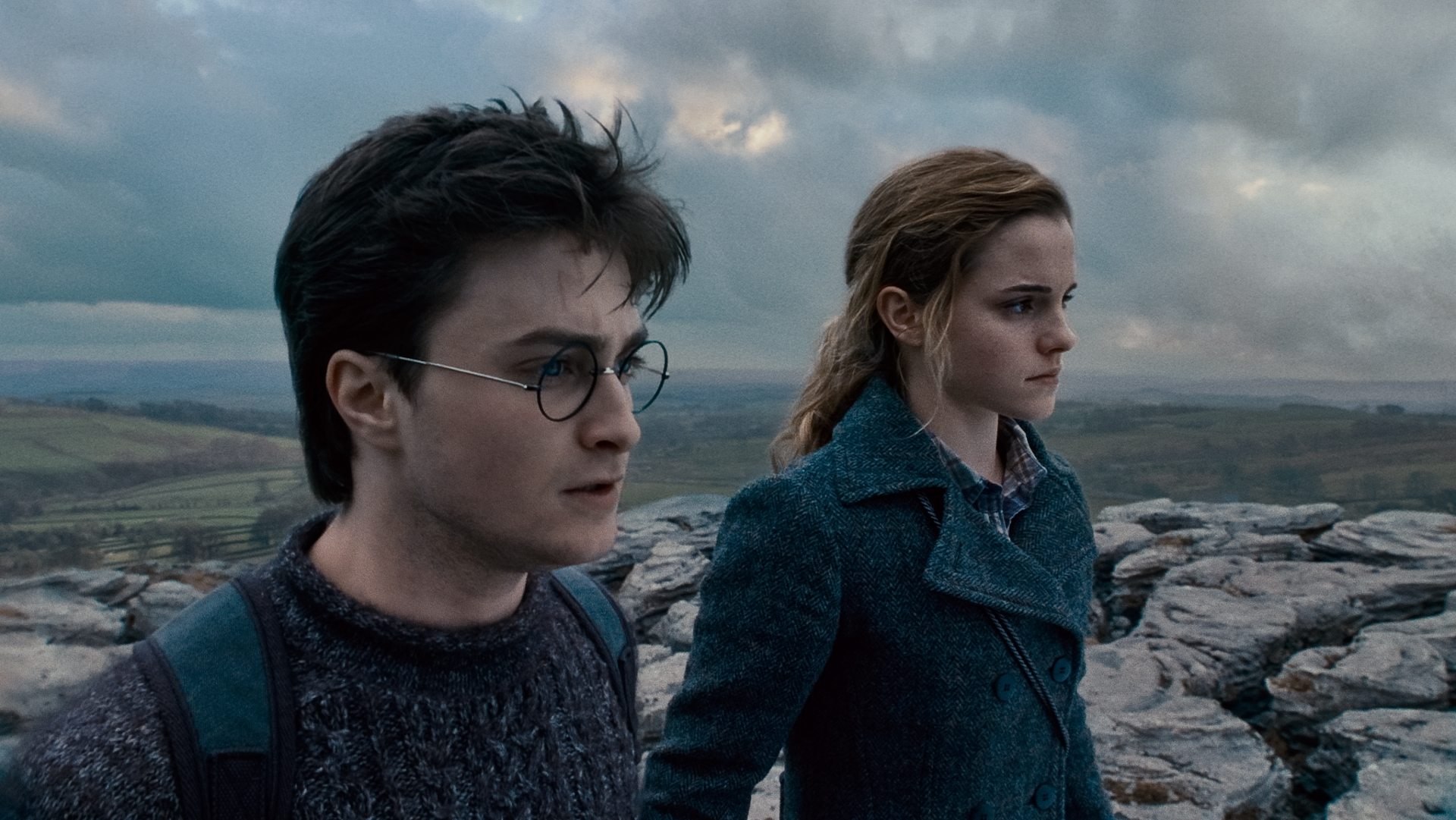 Still of Daniel Radcliffe and Emma Watson in Haris Poteris ir mirties relikvijos. 1 dalis (2010)